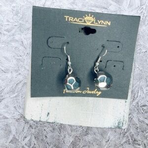 6986. Traci Lynn Earrings NWOT